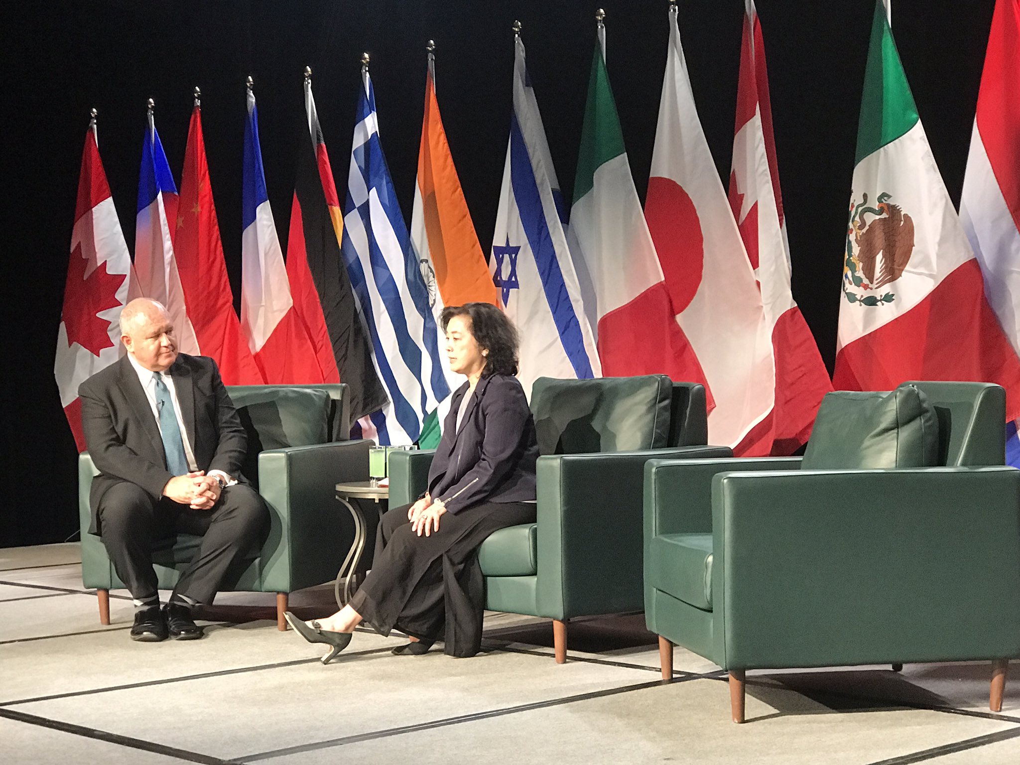 DcsL4ZRWkAIsC1E.jpg_large